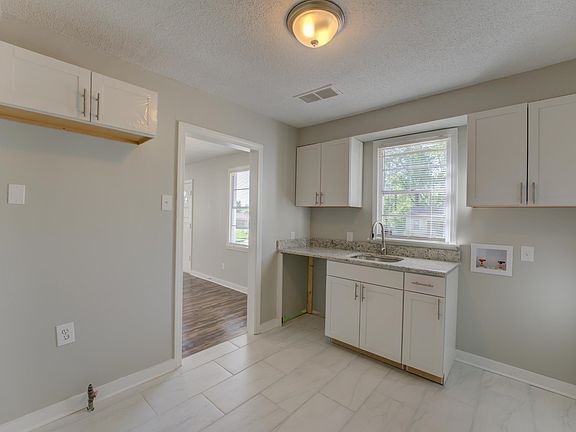 3rd image of 2007 Cloverdale Dr