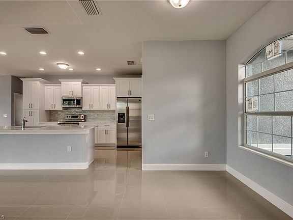 4th image of 330 SE 8th Pl
