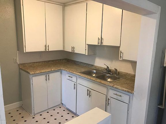 4th image of 2146 Louise St