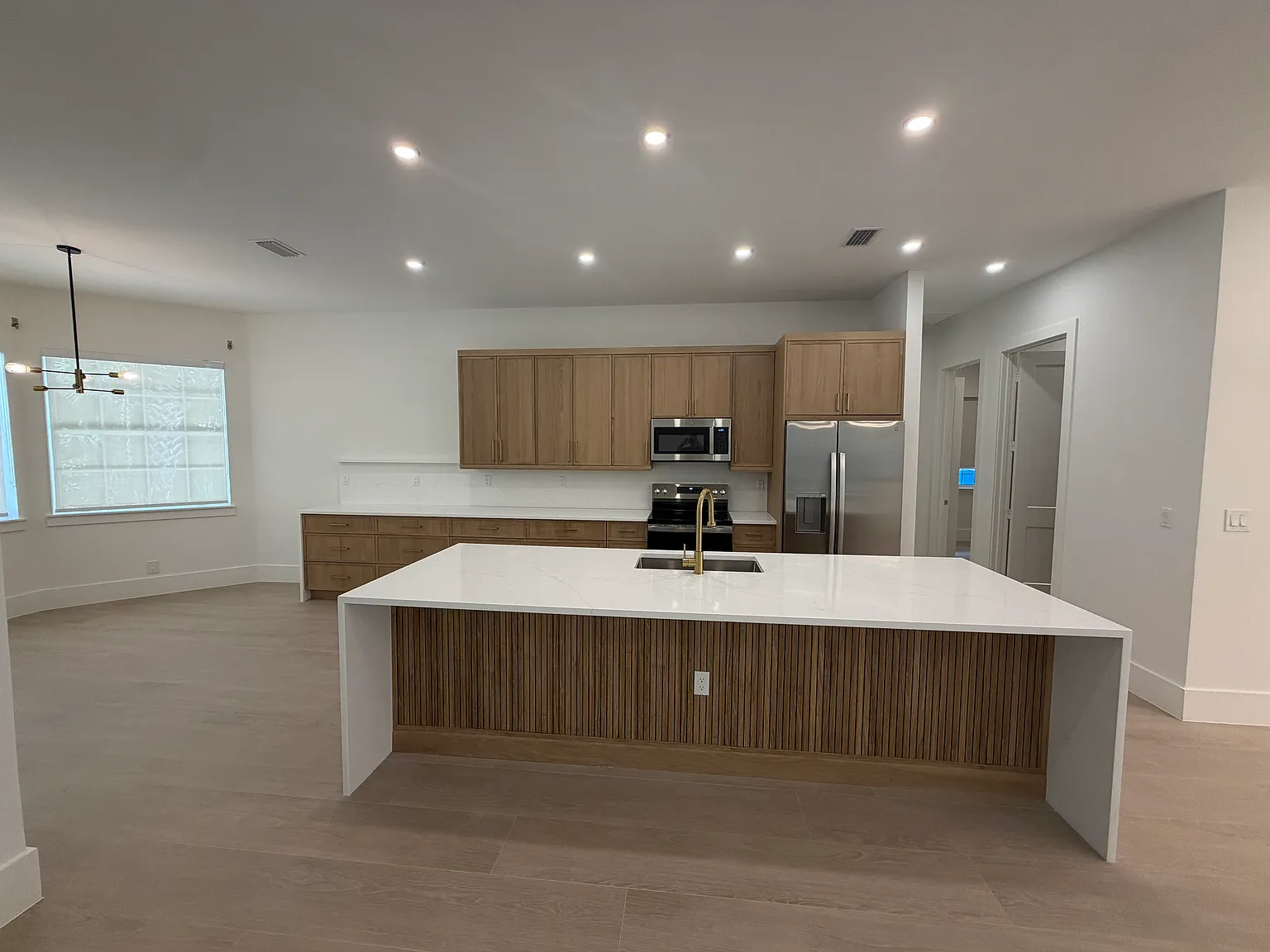 3 bed, 1930 sqft, $5,600 — Photo 2