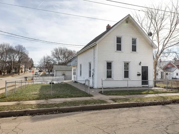 890 High Bluff St, Dubuque, IA 52001