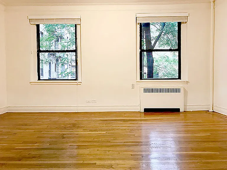 239 E 39th St #3R — Photo 1