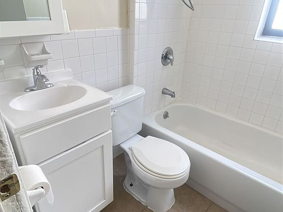 4th image of 145 Chestnut Ave APT 2R