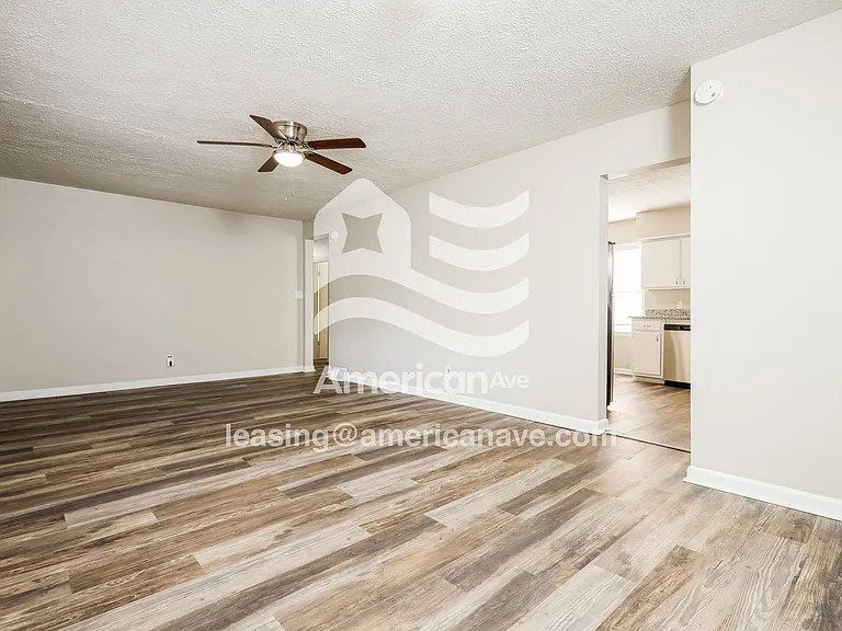 1484011_004_wm_-_living_room_13251660.jpg