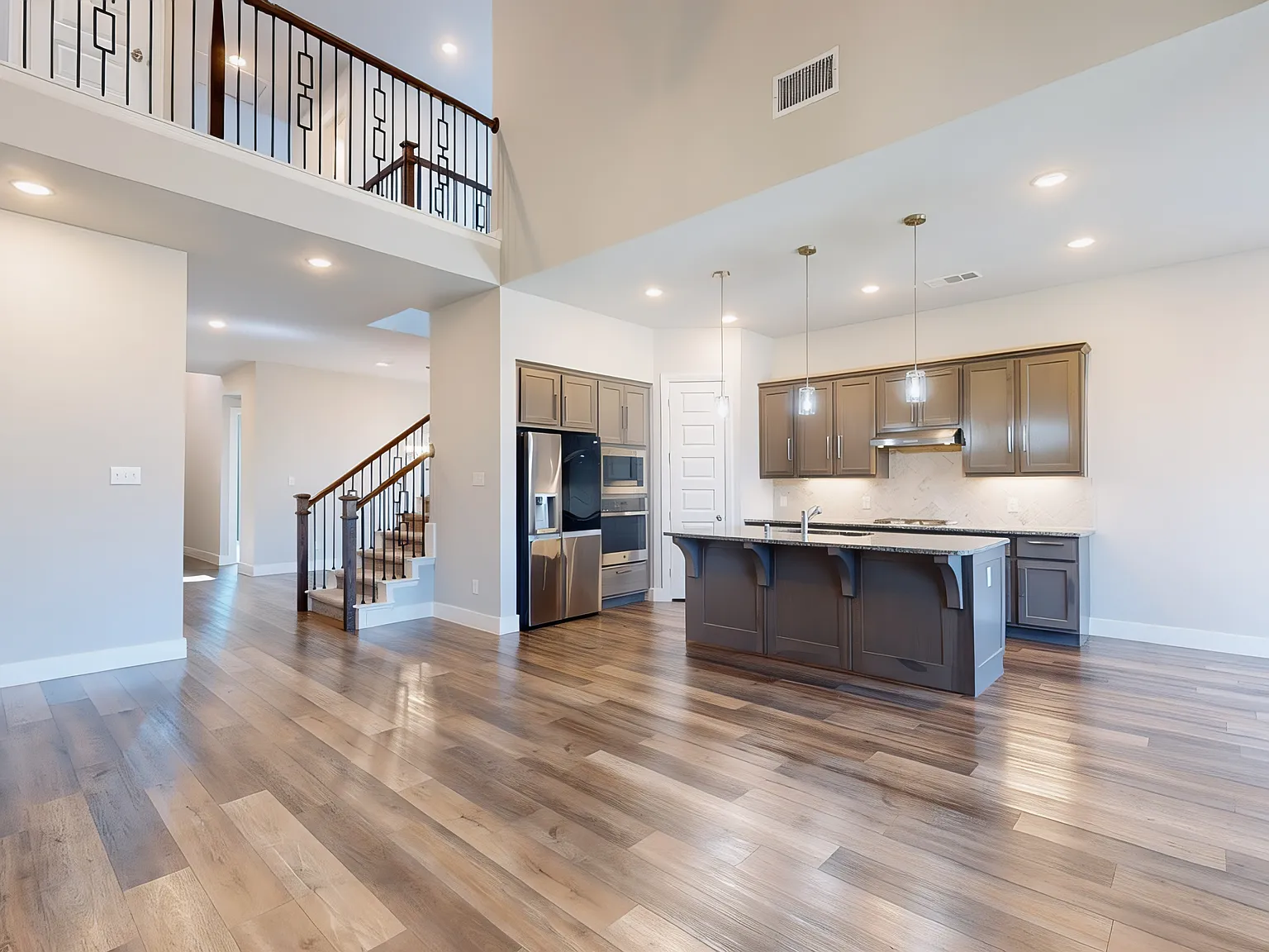 5 bed, 2796 sqft, $2,950 — Photo 3