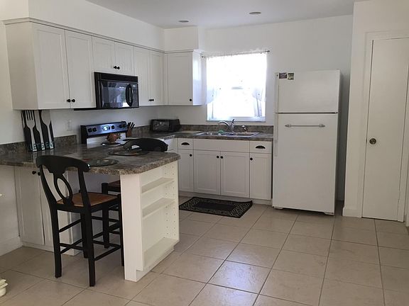 4th image of 925 Tropic Dr #2