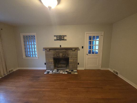 Living Room 18'x12' - Nonfunctioning fireplace
