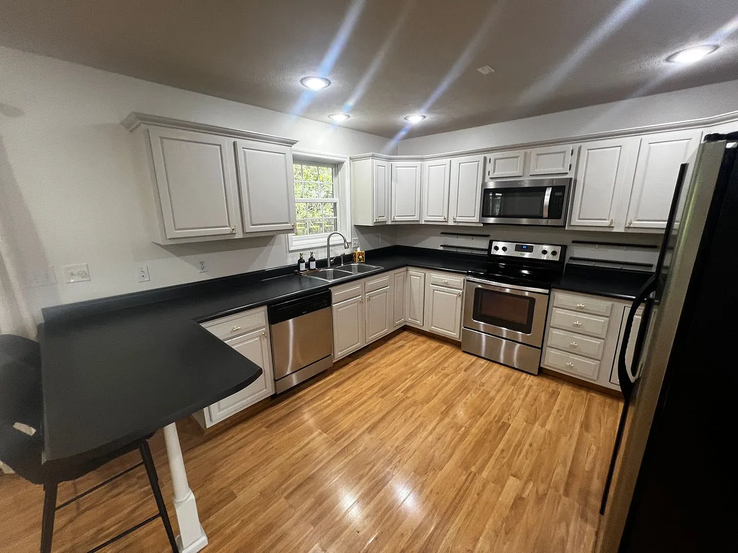 3 Br/2.5 Bath Townhouse - Located near Ruby Memorial Hospital - Available Now — Photo 3
