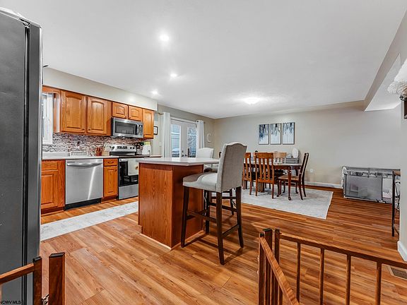2nd image of 212 Stonegate Cir