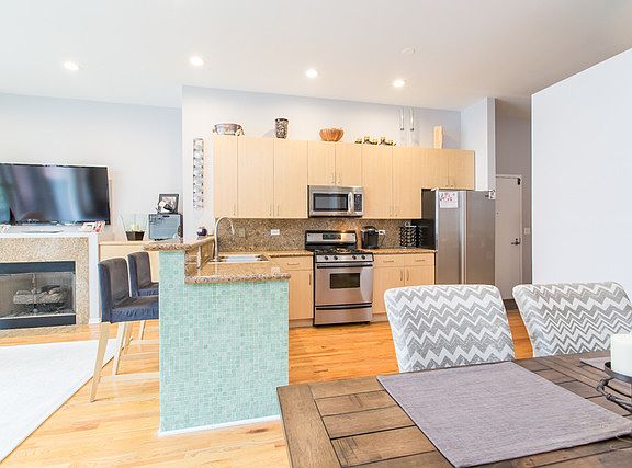5th image of 330 N Jefferson St #203
