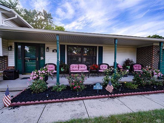3rd image of 221 Scott Dr