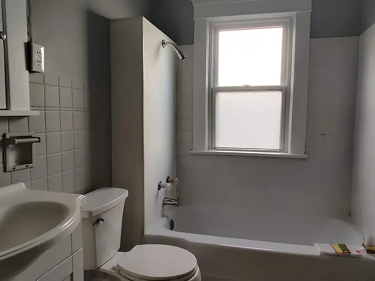 1317 W 61st St — Photo 5