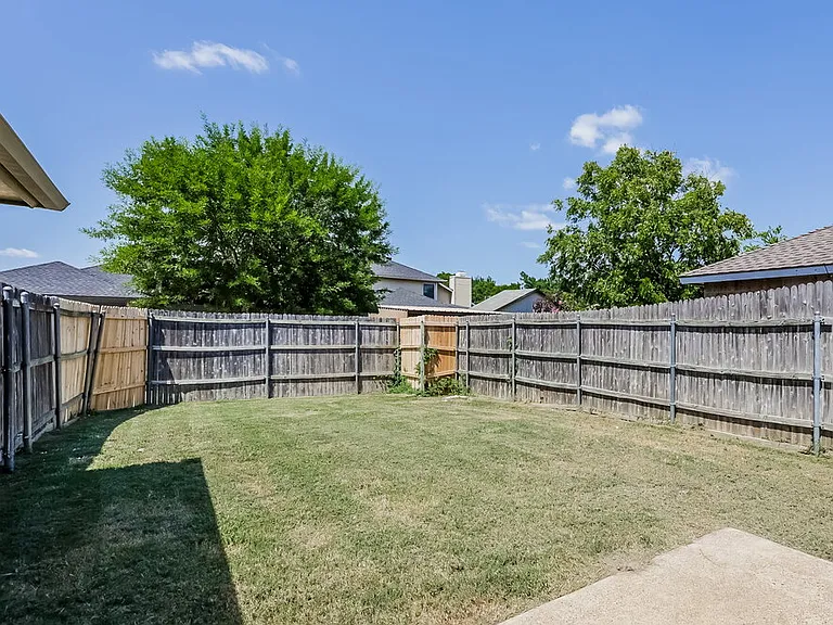 423 Barton Dr — Photo 16