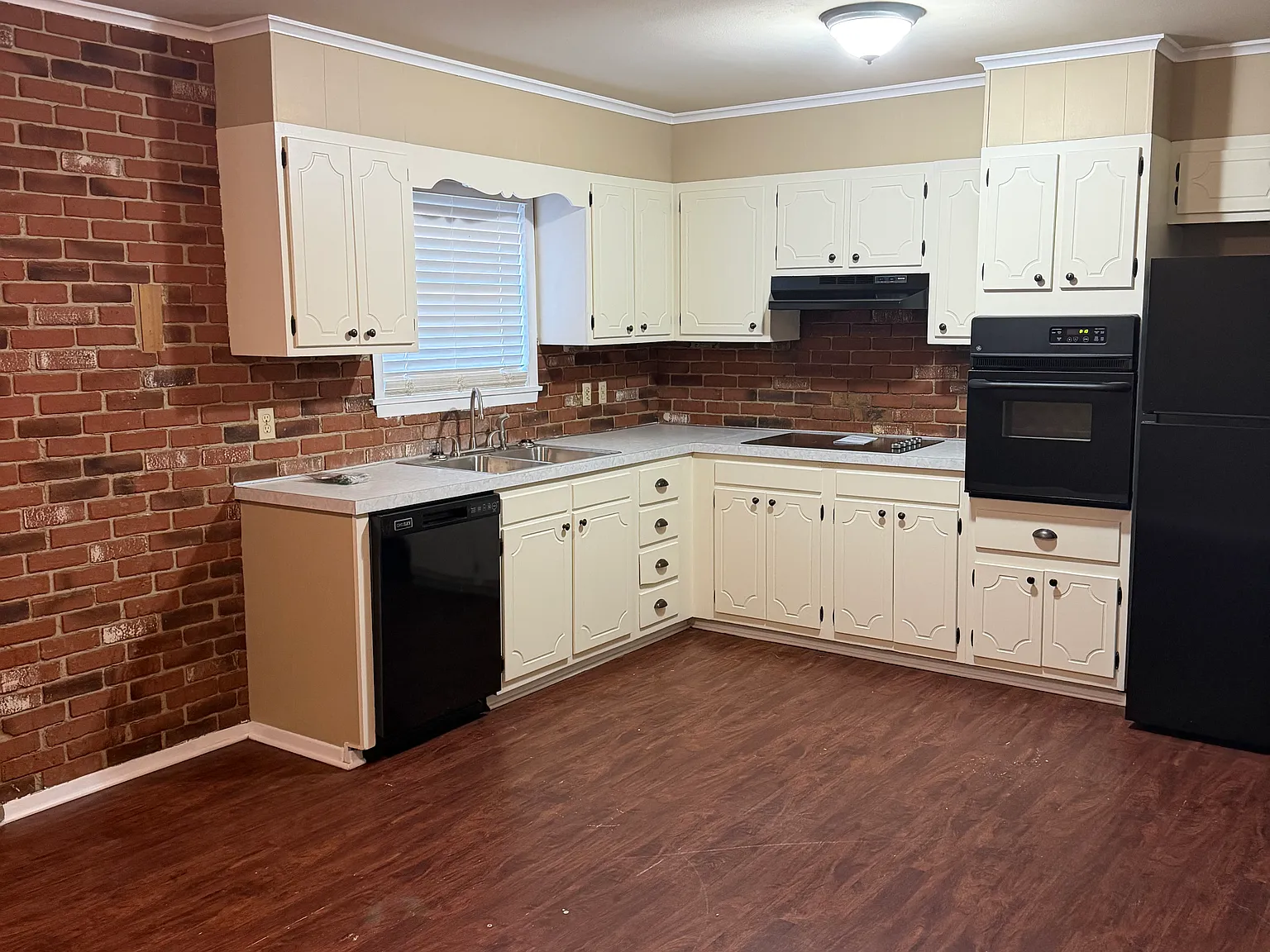 3 bed, 1.5 bath, 1360 sqft, $1,500 — Photo 2