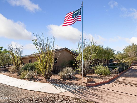 3rd image of 203 E VENADO Drive