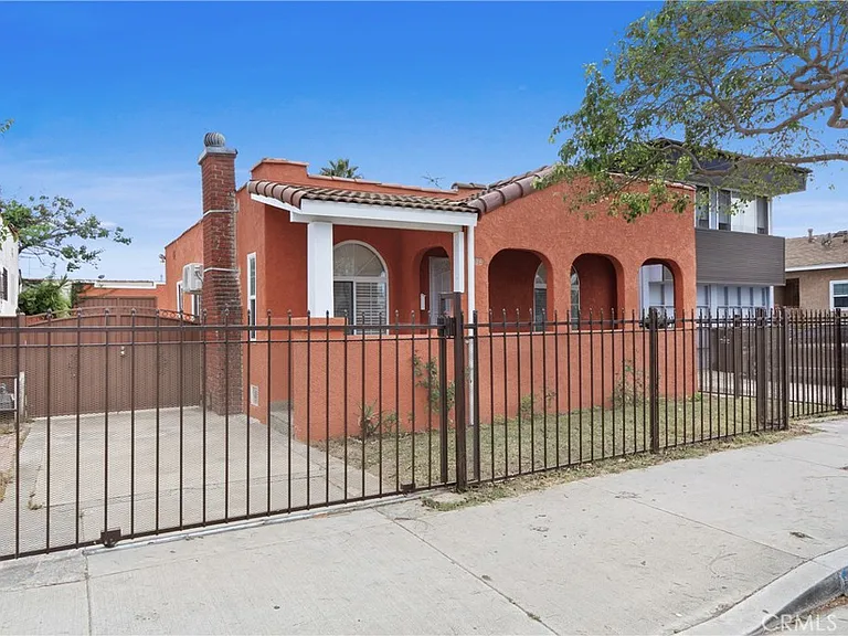 236 W Arbor Vitae St — Photo 1