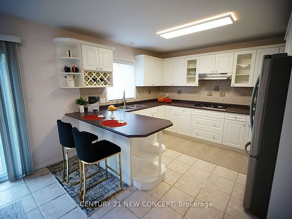 5th image of 70 Cabriolet Cres