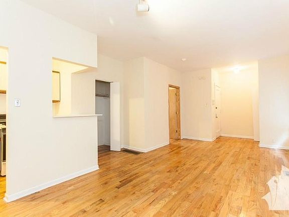4th image of 654 W Cornelia Ave #22