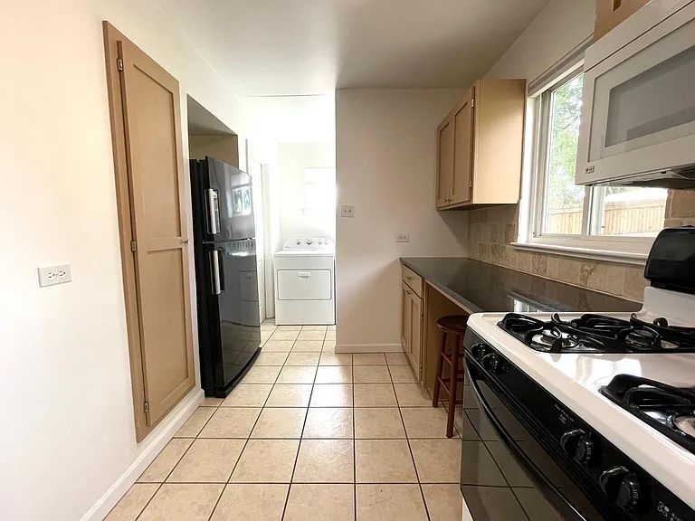 4895 Beach Ct — Photo 16