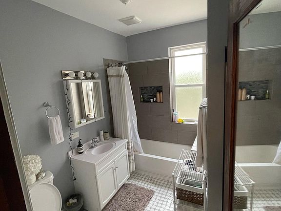 5th image of 2236 W Cornelia Ave #2
