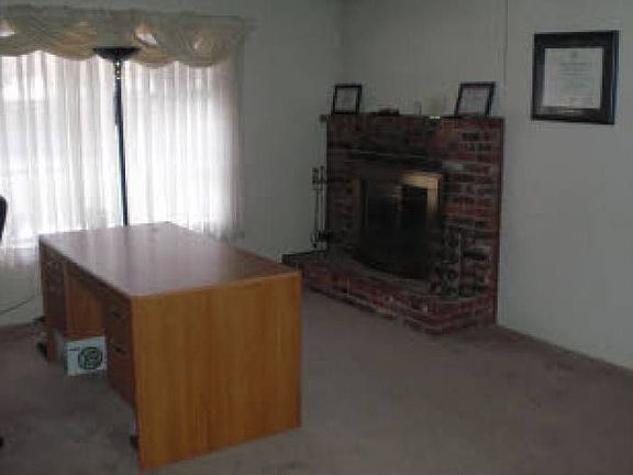 16 Knoll Ln