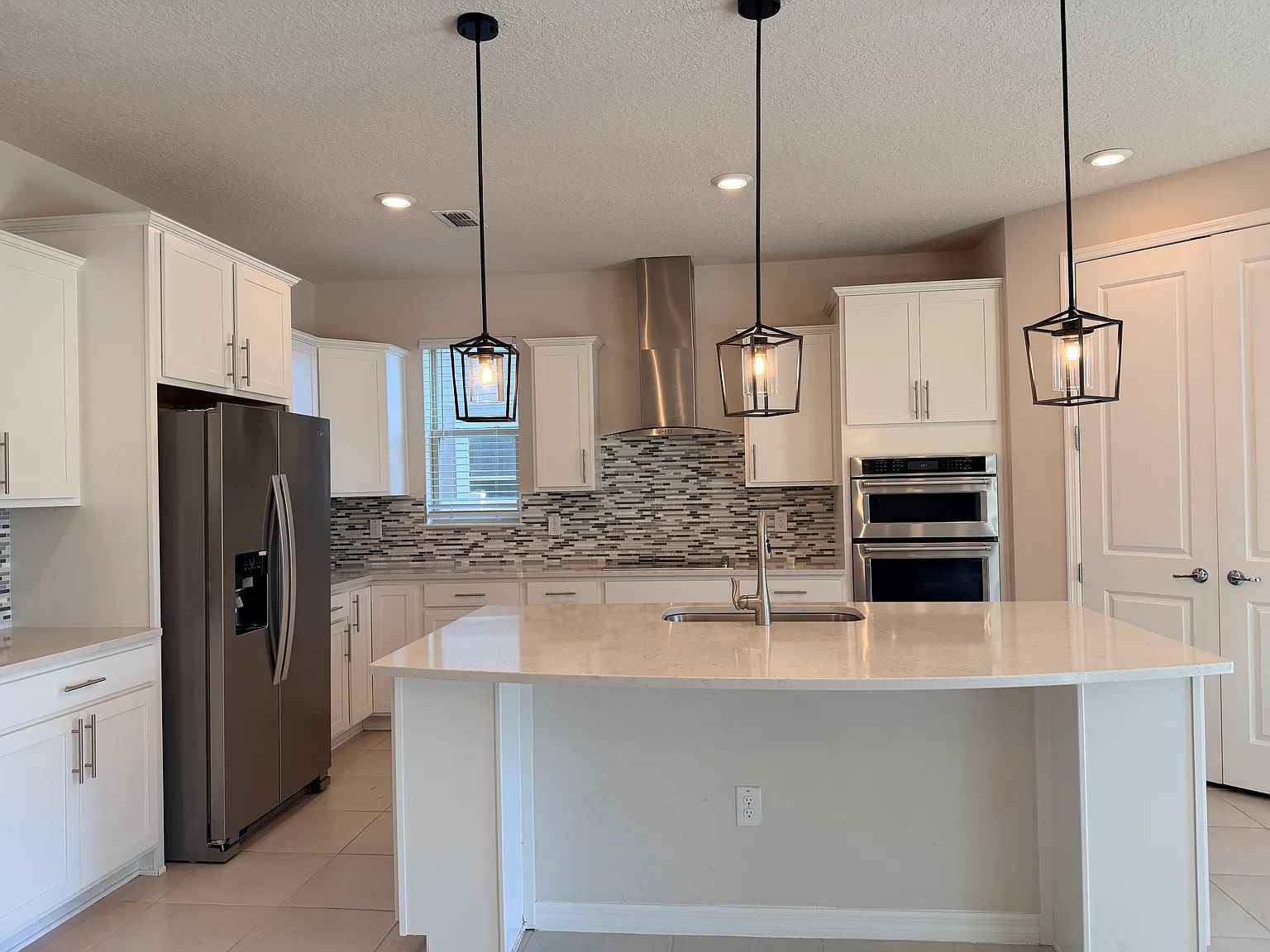 6 bed, 4274 sqft, $3,960 — Photo 3
