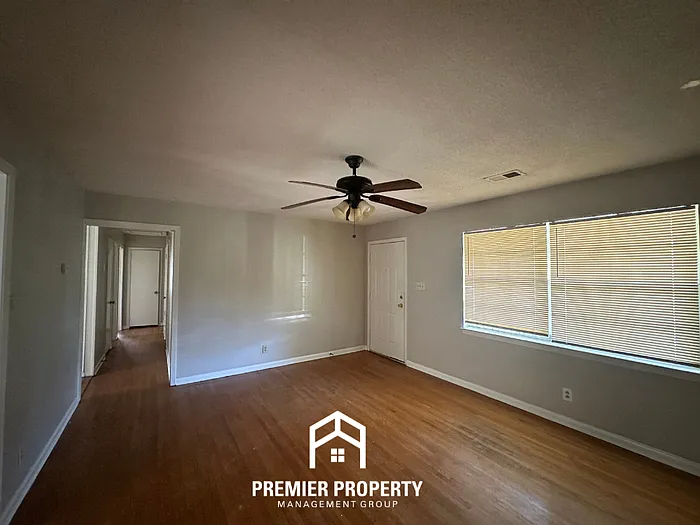 3 bed, 2.0 bath, 1377 sqft, $1,595 — Photo 2
