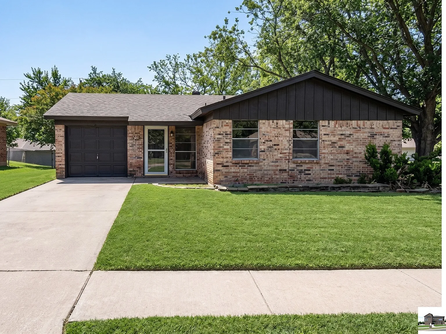 3 bed, 1.5 bath, 1043 sqft, $1,100 — Photo 1