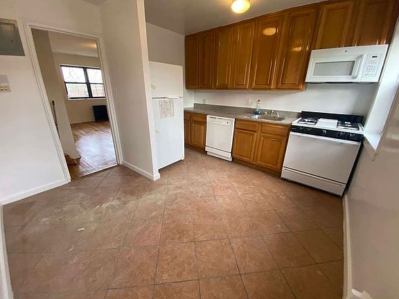 3rd image of 20-44 21st St #2