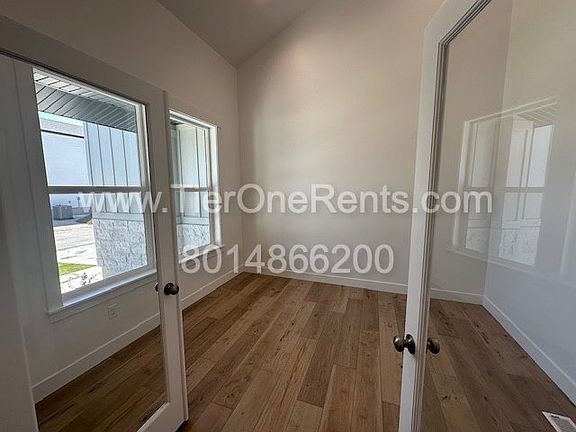 4th image of 1908 W Berlynn Dr