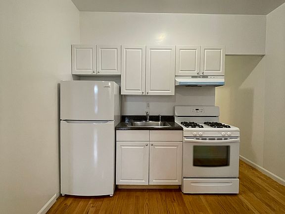 5th image of 313 W 54th St APT 3E