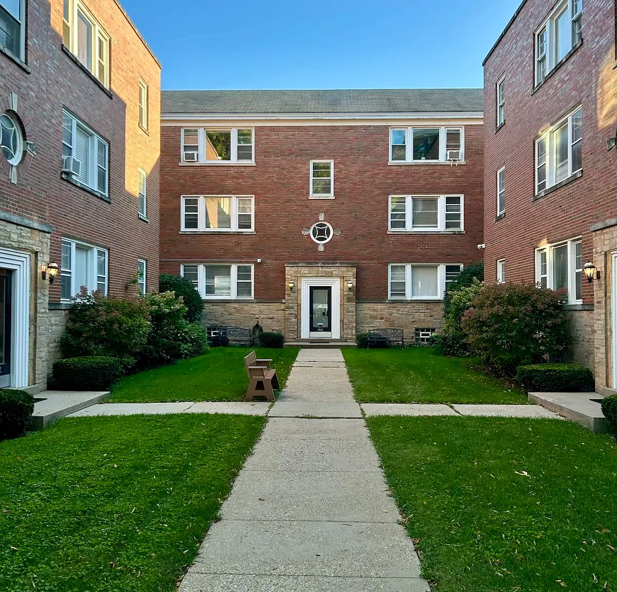 2 bed, 1000 sqft, $2,200 — Photo 1