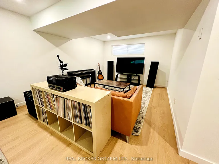 51 Castlemere Cres — Photo 20