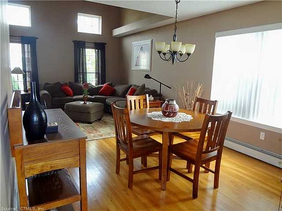 Living Room/Dining Area