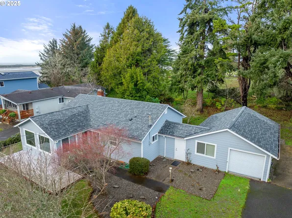 745 Caroline St NE, Bandon, OR 97411