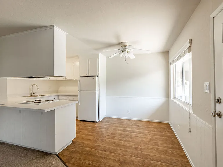 Golden Oaks Apartment — Photo 19