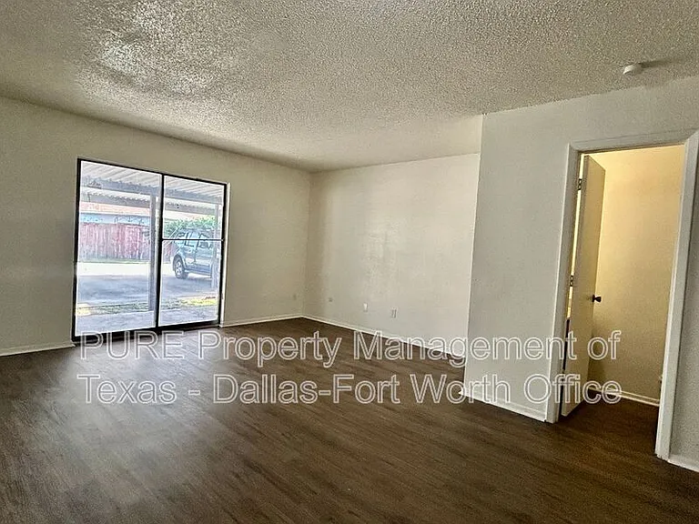 1126 Highbush Dr — Photo 3