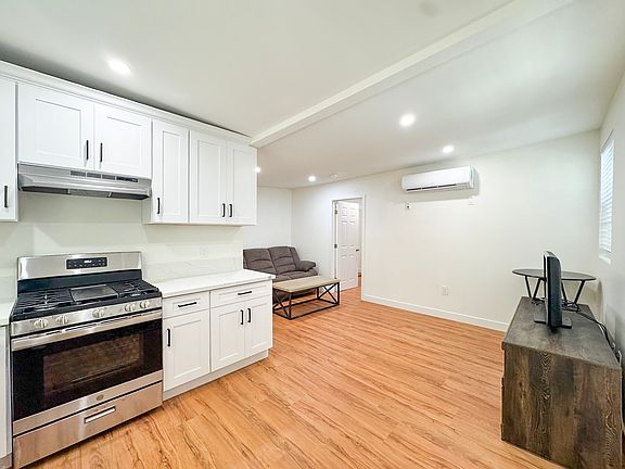 5th image of 1110 1/2 S Wooster St