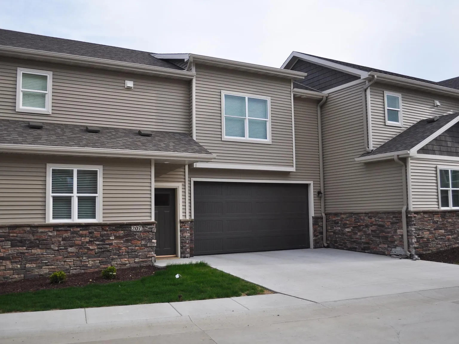 3 bed, 2.5 bath, 1434 sqft, $1,795 — Photo 1