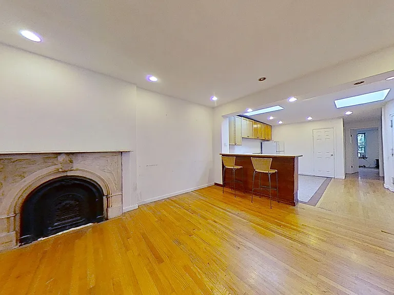 322 2nd Ave #5 — Photo 7