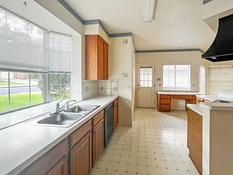 6204 Old Harbor Ln — Photo 10