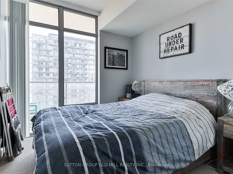 105 The Queensway #2211 — Photo 8
