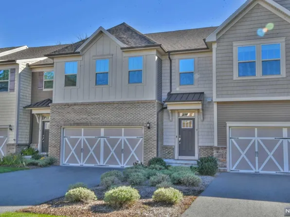 9 Marilyn Dr, Woodcliff Lake, NJ 07677