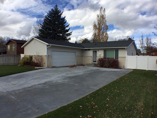 1st image of 1393 E 25th St