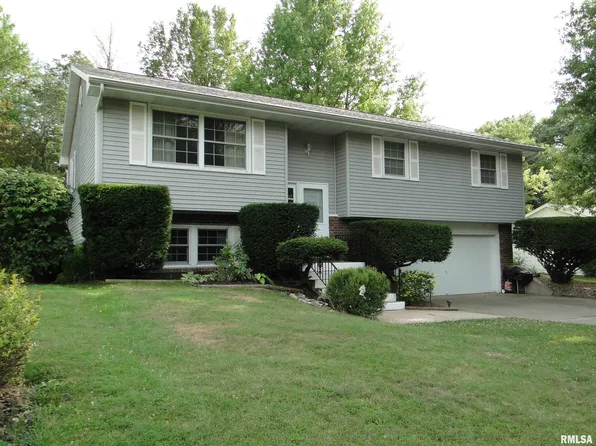 218 Woodchuck Ln, Macomb, IL 61455