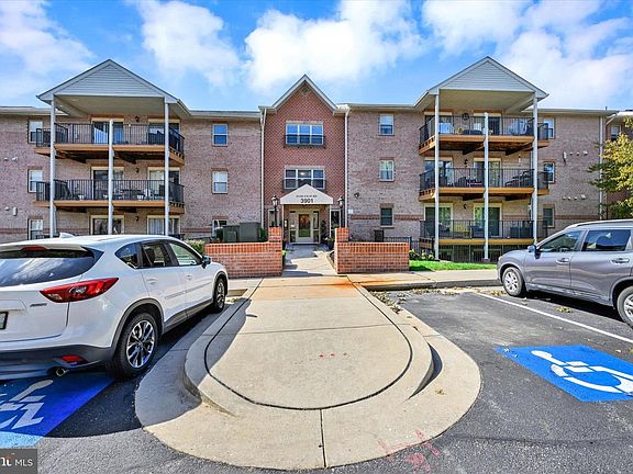 3rd image of 3901 Darleigh Rd APT 1C