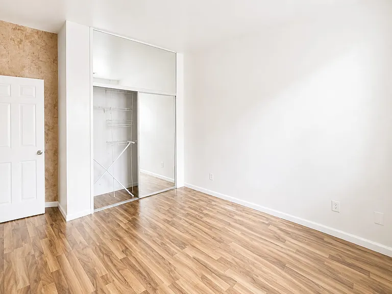 Master with mirrored closet
