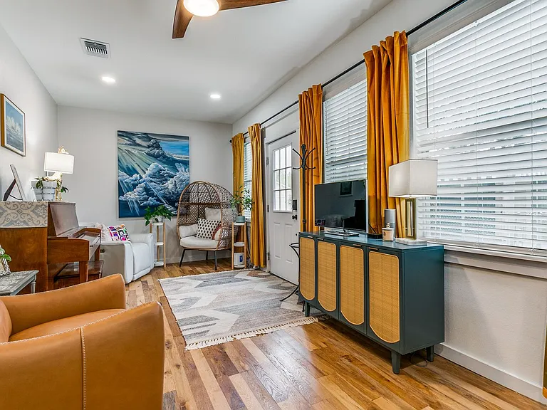 1004 Edison Dr — Photo 16