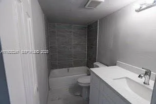 975 N Franklin Ave #975B — Photo 4
