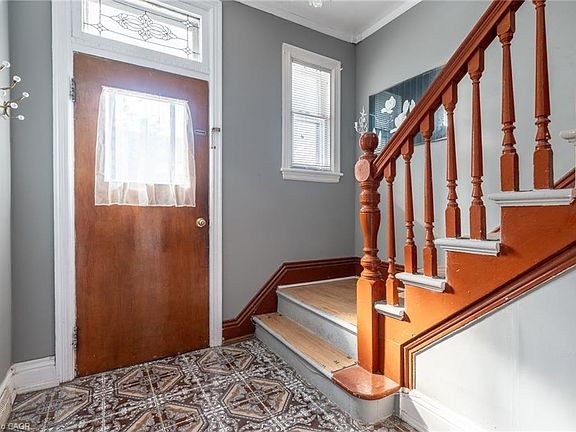 5th image of 128 Hess St N